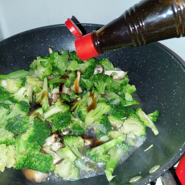 Beri saus tiram, aduk rata.