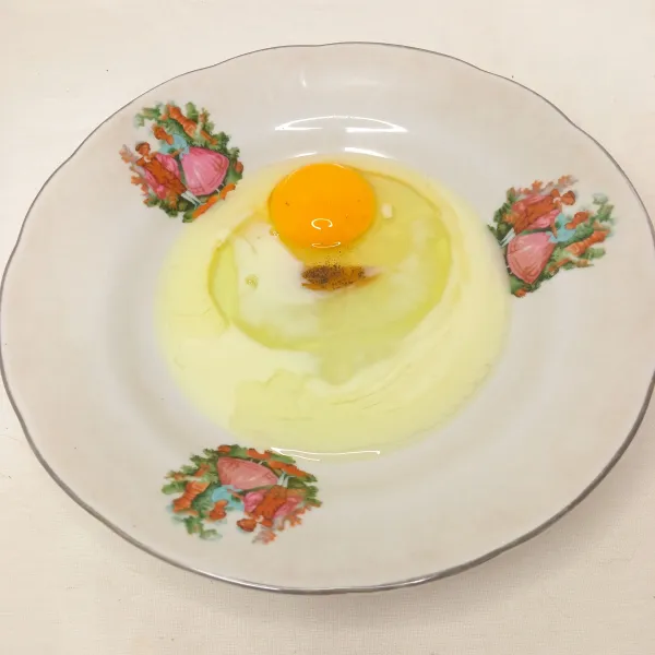 Campurkan telur, susu, dan pasta vanilla.
