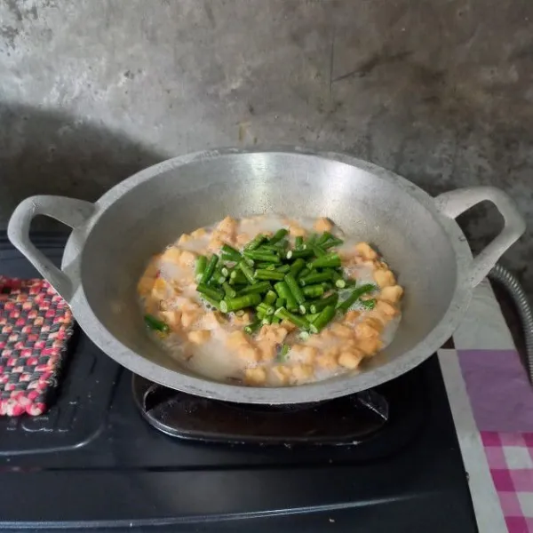 Masukkan juga kacang panjang. Bumbui dengan garam, gula pasir, dan penyedap rasa.