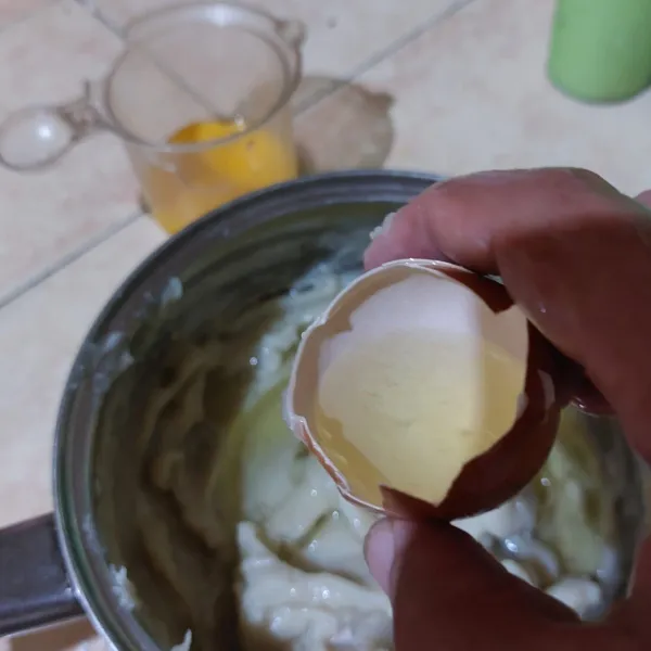 Tambahkan garam, penyedap dan putih telur, aduk hingga rata.