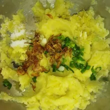 Tambahkan bawang putih halus, bawang goreng, garam, kaldu bubuk dan lada bubuk, aduk rata lalu cicipi.