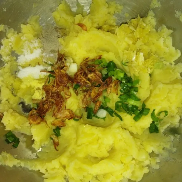 Tambahkan bawang putih halus, bawang goreng, garam, kaldu bubuk dan lada bubuk, aduk rata lalu cicipi.