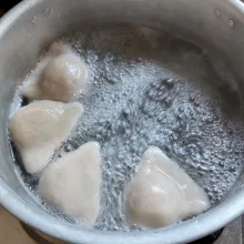 Didihkan air, rebus hingga mengapung dan mengembang. Angkat dan tiriskan, bisa langsung dimakan atau digoreng terlebih dulu.