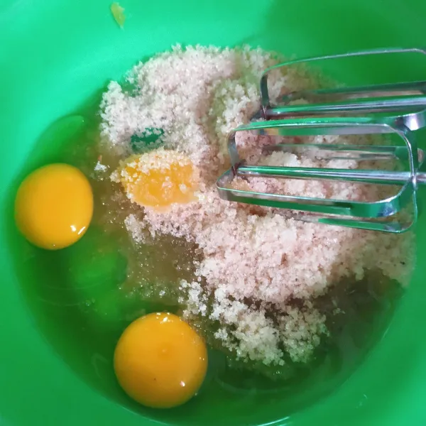 Campur gula pasir, telur, dan SP jadi satu.