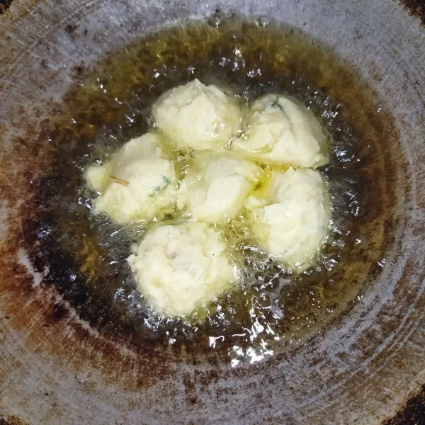 Goreng secukupnya, sisa adonan perkedel bisa disimpan di dalam wadah tertutup, lalu taruh di kulkas.