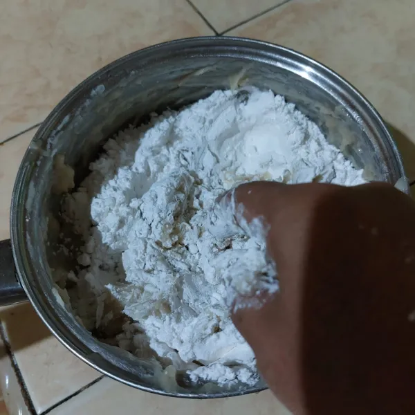 Tambahkan tepung tapioka, aduk hingga rata dan bisa dibentuk.