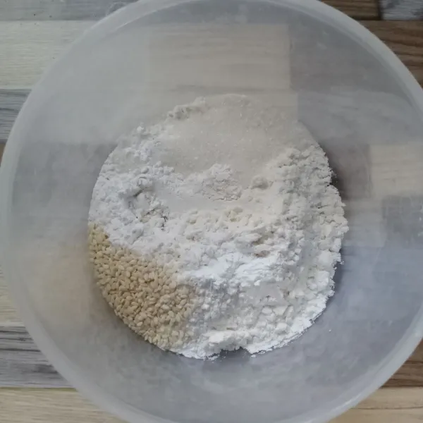 Dalam wadah masukkan terigu, tepung beras, gula pasir, wijen putih dan garam.