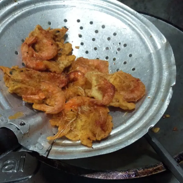 Angkat dan tiriskan gimbal udang renyah, kemudian siap disajikan.