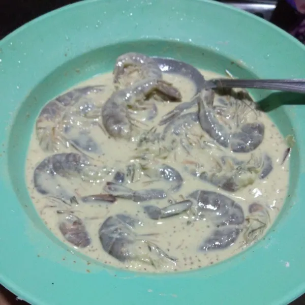 Masukkan ke dalam adonan tepung.