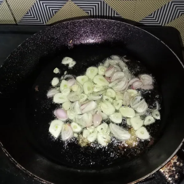 Tumis bawang merah dan bawang putih hingga harum.