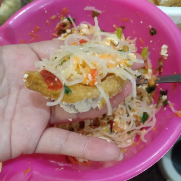 Isi tahu yang telah di balik dengan adonan isi, lalu goreng sampai matang dan garing lalu sajikan.