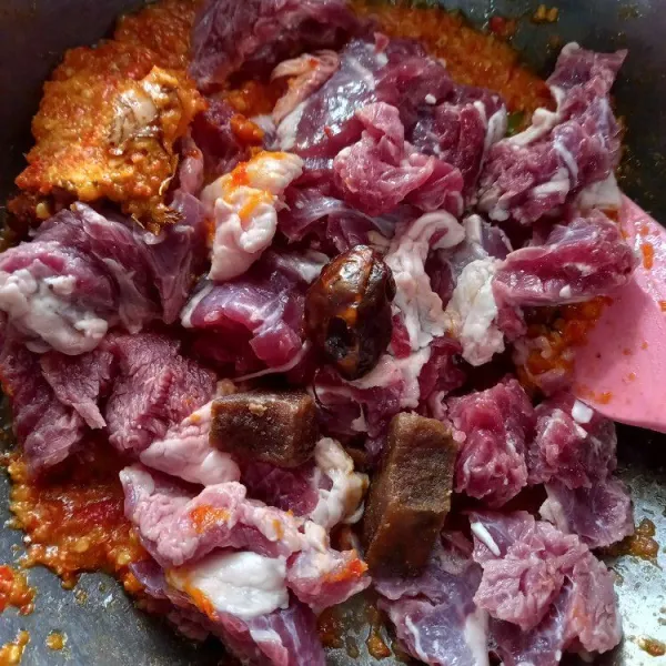 Masukkan daging, asam kandis, dan gula merah.