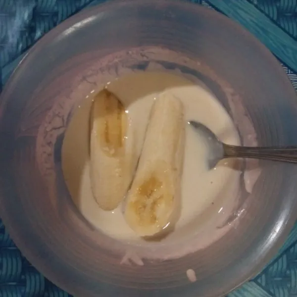 Celupkan pisang ke dalam adonan tepung hingga rata.