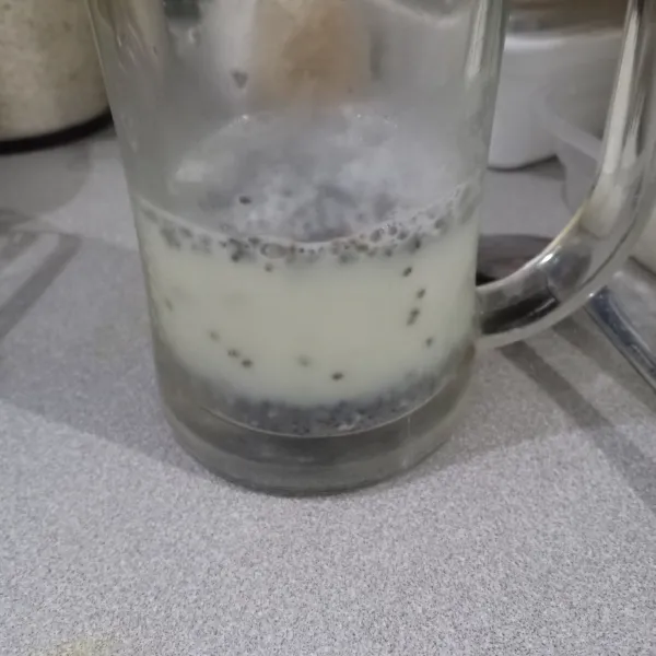 Rendam chia seed dan susu minimal 30 menit atau sampai chia seed mengembang.