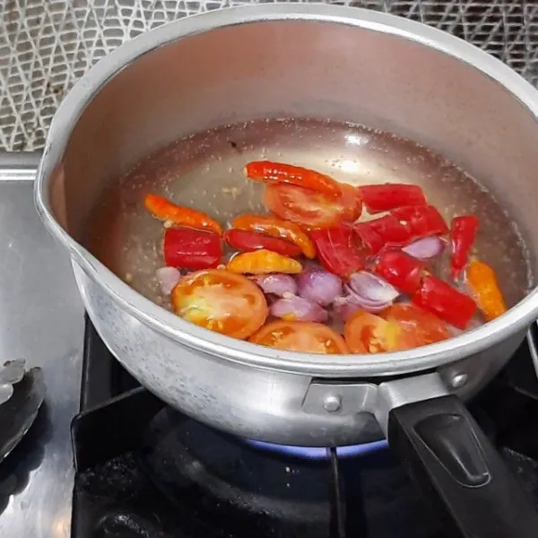 Rebus bahan sambal : cabai, tomat, dan bawang merah sampai matang.