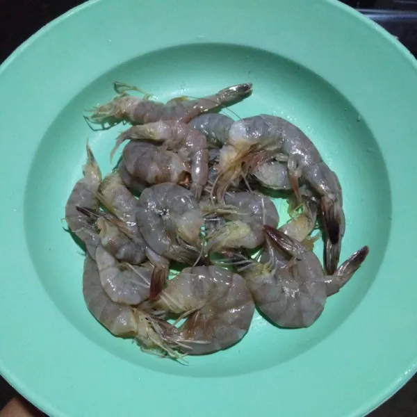 Buang kepala udang, lalu cuci bersih.