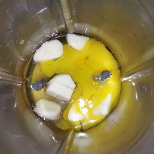 Lalu blender bawang putih, gula pasir dan telur, blender hingga gula larut.