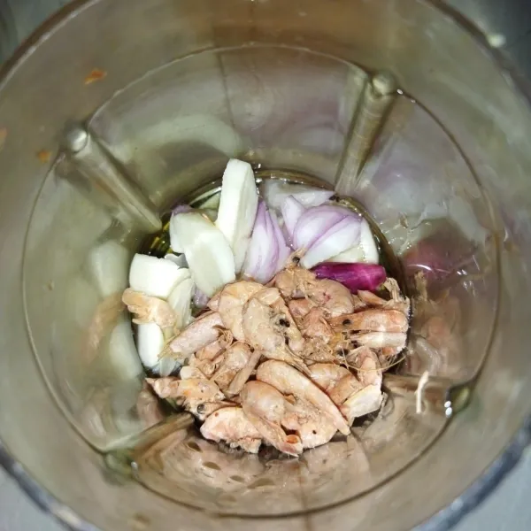 Lalu siapkan bawang putih, bawang merah, ebi, dan 50 ml minyak goreng.