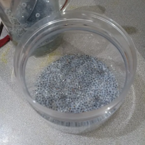 Setelah chia seed mengembang, isi layer pertama dalam jar.
