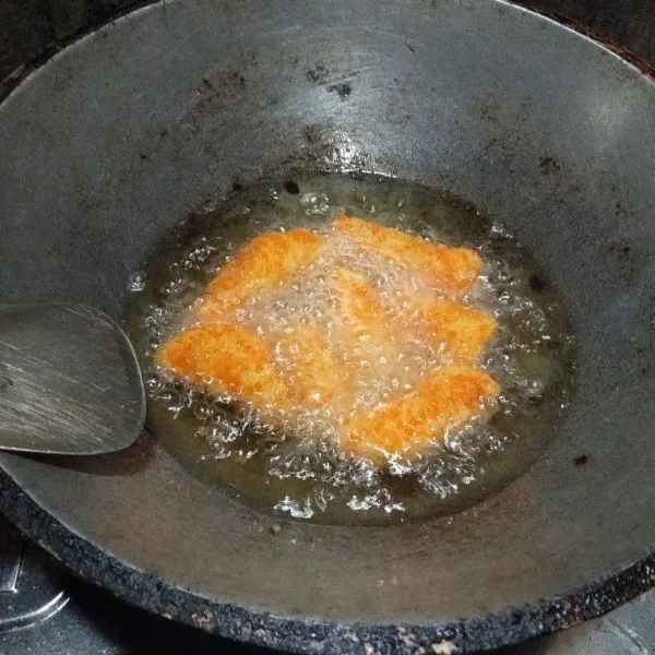 Panaskan minyak goreng, goreng hingga berwarna golden brown. Lalu angkat dan tiriskan.