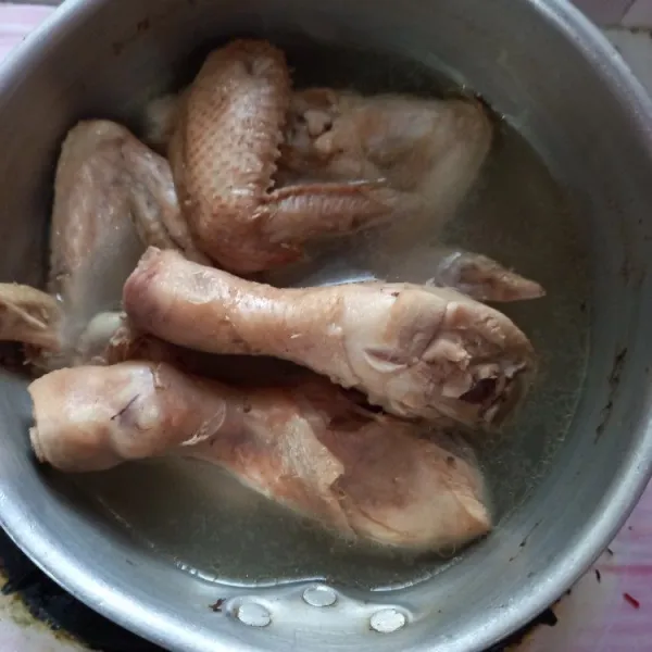 Rebus ayam selama 5 menit, lalu tiriskan.