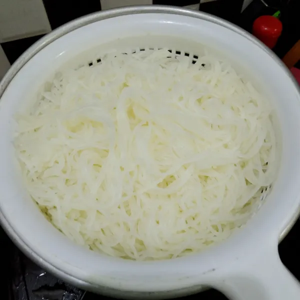 Rebus bihun sampai matang lalu tiriskan.