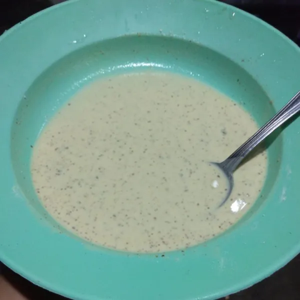 Dalam wadah masukkan tepung beras, tepung tapioka, dan bumbu halus. Lalu beri air dan aduk sampai merata.