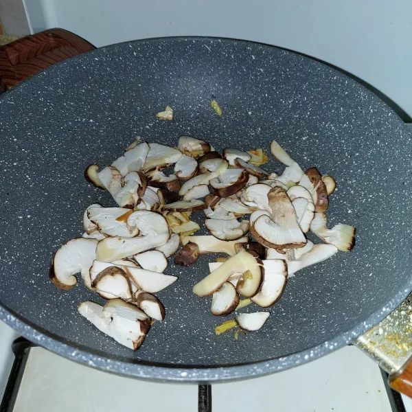 Masukkan jamur shitake, aduk rata, masak sebentar.