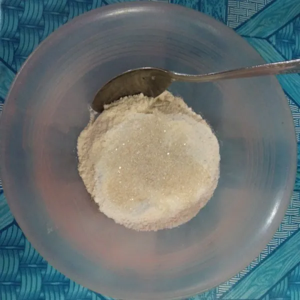 Campur tepung terigu, garam, dan gula pasir.