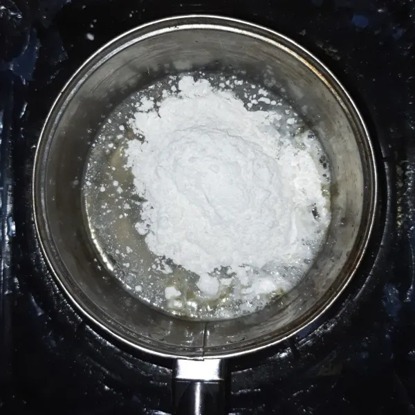 Masukkan tepung terigu dan baking powder.