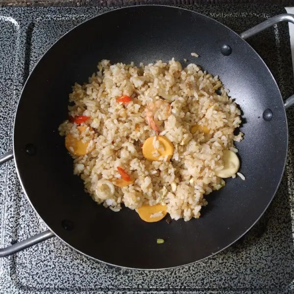 Cicipi rasanya, sajikan nasi goreng seafood selagi hangat.