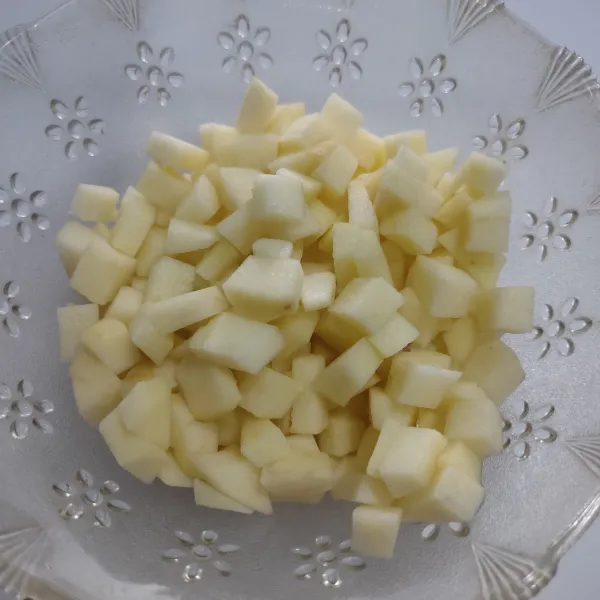 Kupas apel, lalu potong dadu kecil, sisihkan.