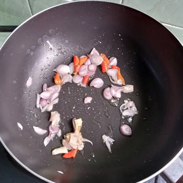 Panaskan minyak, tumis bawang merah, cabai rawit, lengkuas, dan jahe sampai harum.