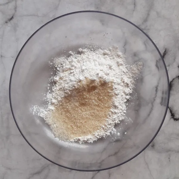 Campur tepung terigu, beras, tapioka, dan gula pasir.