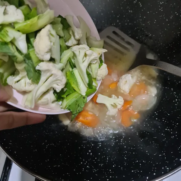 Masukkan brokoli, masak sebentar.