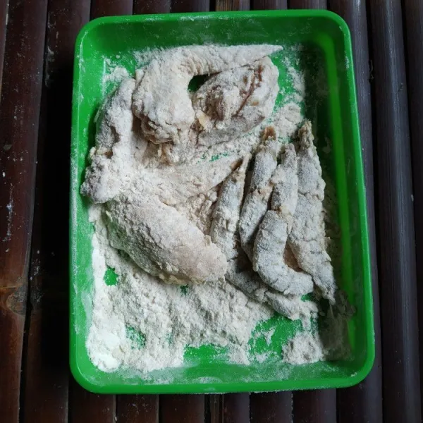 Campur tepung terigu dan tepung beras beserta bumbu-bumbu, lalu balurkan ayam dan udang ke dalam tepung bumbu, cubit-cubit dan lakukan hingga bahan habis.