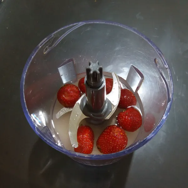 Masukkan gula, air, dan strawberry ke dalam blender, proses hingga tingkat kehalusan yang diinginkan.