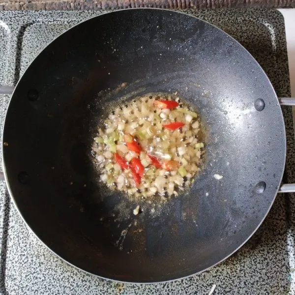 Panaskan minyak, tumis bawang putih, daun bawang, dan cabe hingga harum.