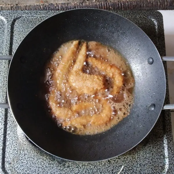 Goreng udang hingga kecokelatan (untuk udang tidak perlu di goreng terlalu lama agar tidak overcooked). Kemudian sajikan selagi hangat.
