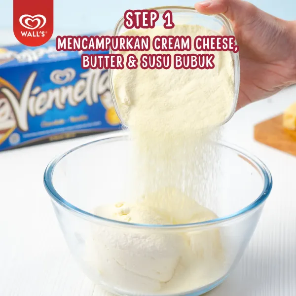 Campurkan cream cheese dengan butter dan susu bubuk, aduk hingga rata dengan mixer.
