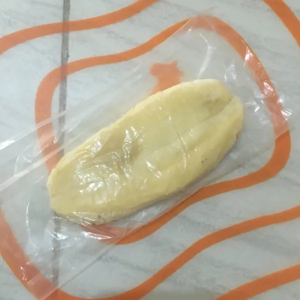 Kupas pisang kemudian masukkan kedalam plastik lalu pipihkan dengan cara digeprek perlahan.