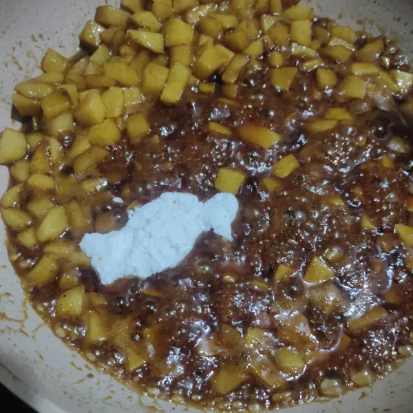 Tambahkan air jeruk nipis, aduk rata, lalu masukkan tepung maizena dan sedikit air, aduk rata. Masak hingga mengental, lalu angkat dan dinginkan.