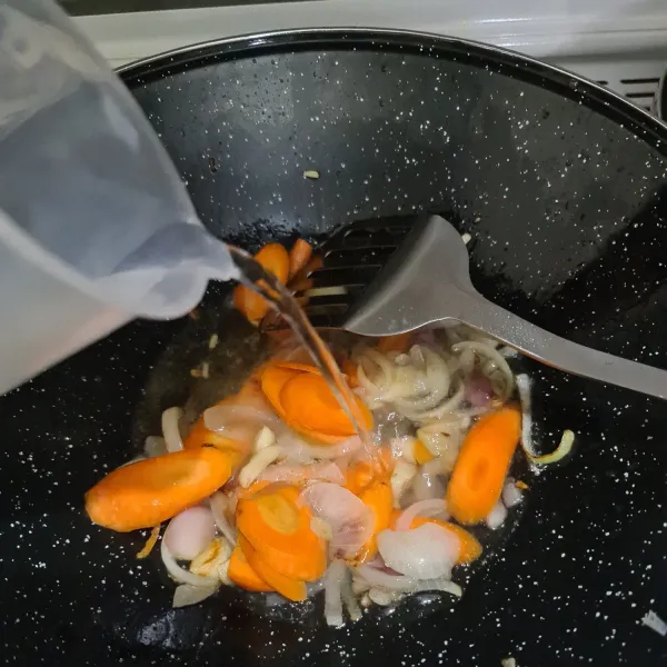Tambahkan wortel, lalu tambahkan air. Masak hingga wortel setengah matang.