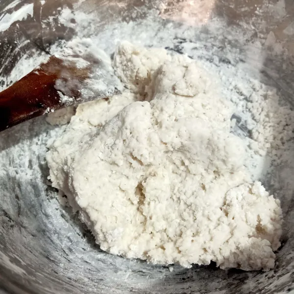 Campur dengan tepung tapioka aduk rata sampai kalis.