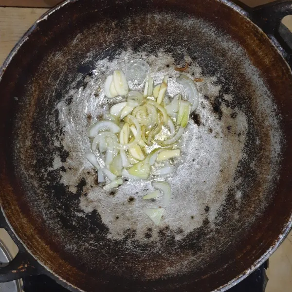 Tumis bawang bombay dan bawang putih sampe harum dan layu.