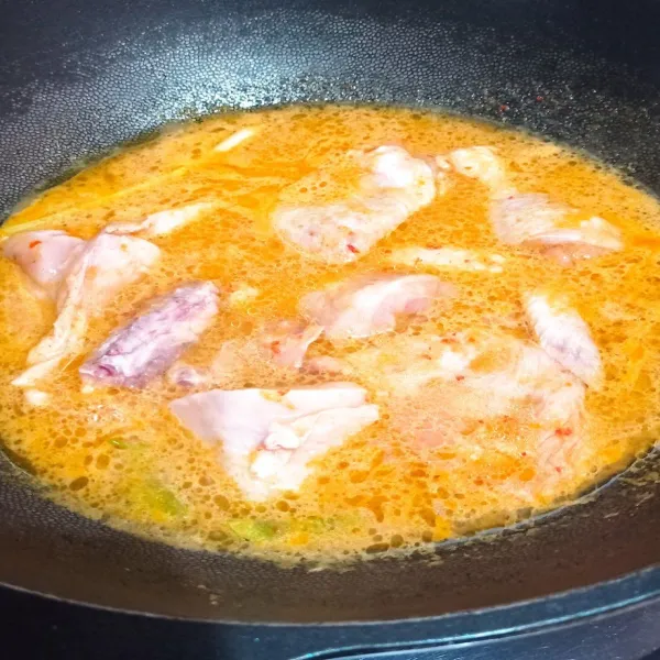 Masukkan ayam, aduk-aduk sampai berubah warna.