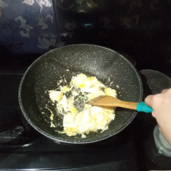 Panaskan 3 sdm minyak, masukkan telur, masak orak arik setelah matang, angkat.