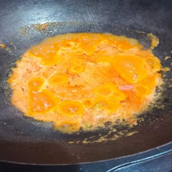 Tumis bumbu halus dan bumbu cemplung sampai matang dan harum.