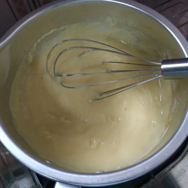 Masukkan kuning telur, susu cair, gula, dan maizena kedalam panci masak sampai meletup-letup. Selanjutnya masukkan margarin tunggu sampai meleleh aduk rata lalu matikan api.
