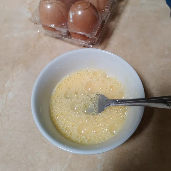 Siapkan 1 butir telur dan kocok hingga merata.